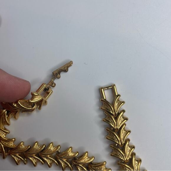 Vintage Napier Gold Tone fantasy Leaf link bracelet - Picture 6 of 7
